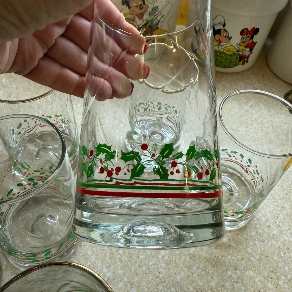 Set of 8 Arby’s Christmas Festive Holiday Glasses red and green Holly Design